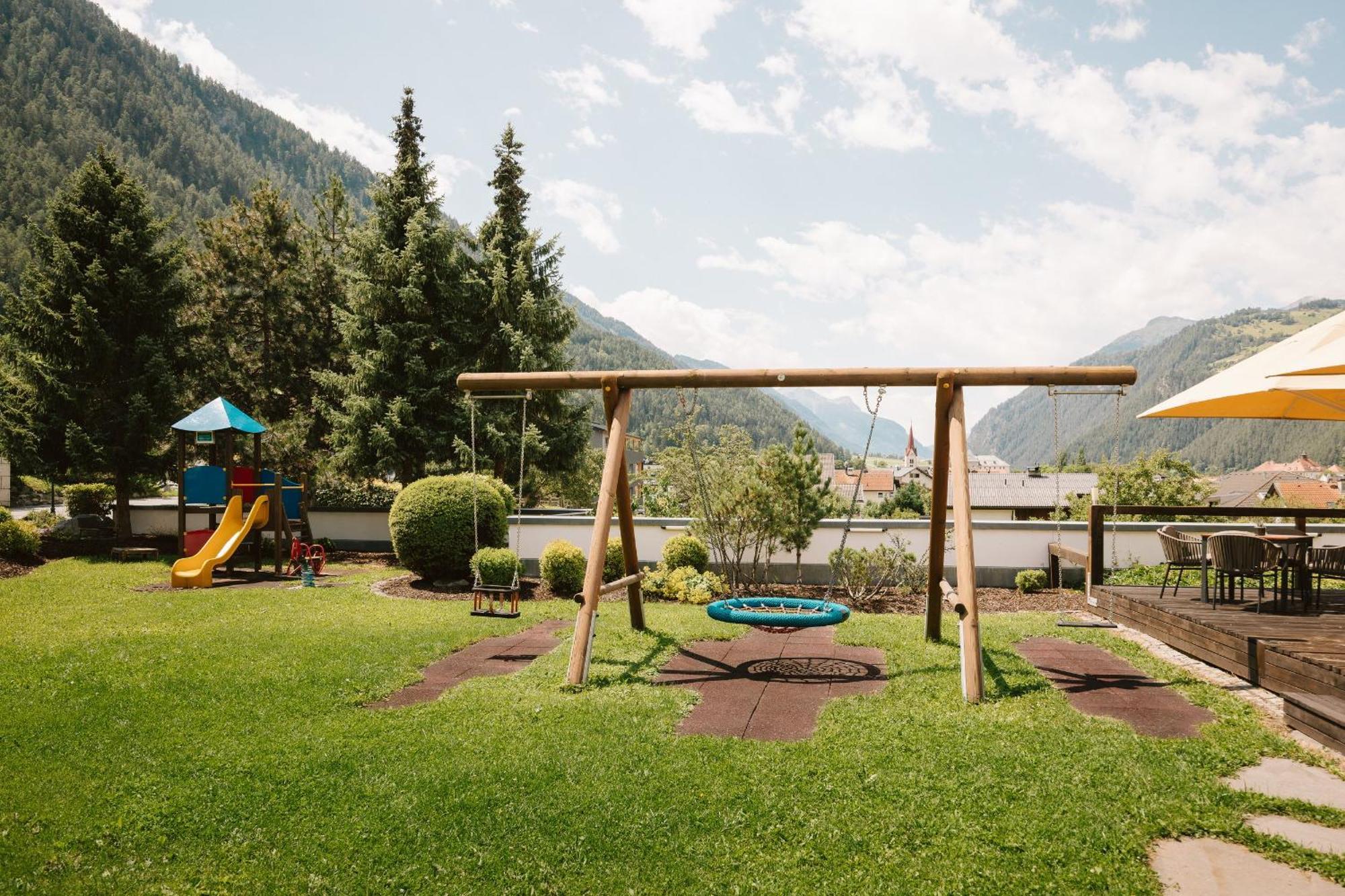 Neueroeffnung Miaflor Familien- & Aktivresort Ried im Oberinntal Exteriér fotografie